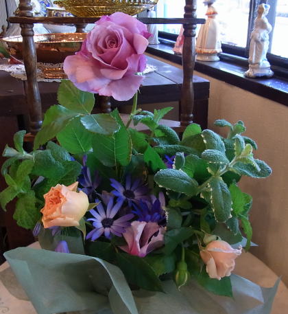 ベビーピンクの薔薇のブローチ_d0127182_17353839.jpg