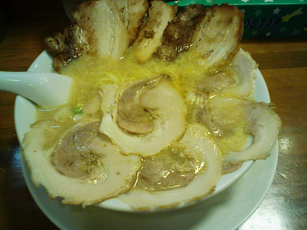 ２０１１ラーメン四十三杯目（春夏秋灯のもっともっとおいしいらぁめんのチャーシュートッピング）。_a0138219_714597.jpg