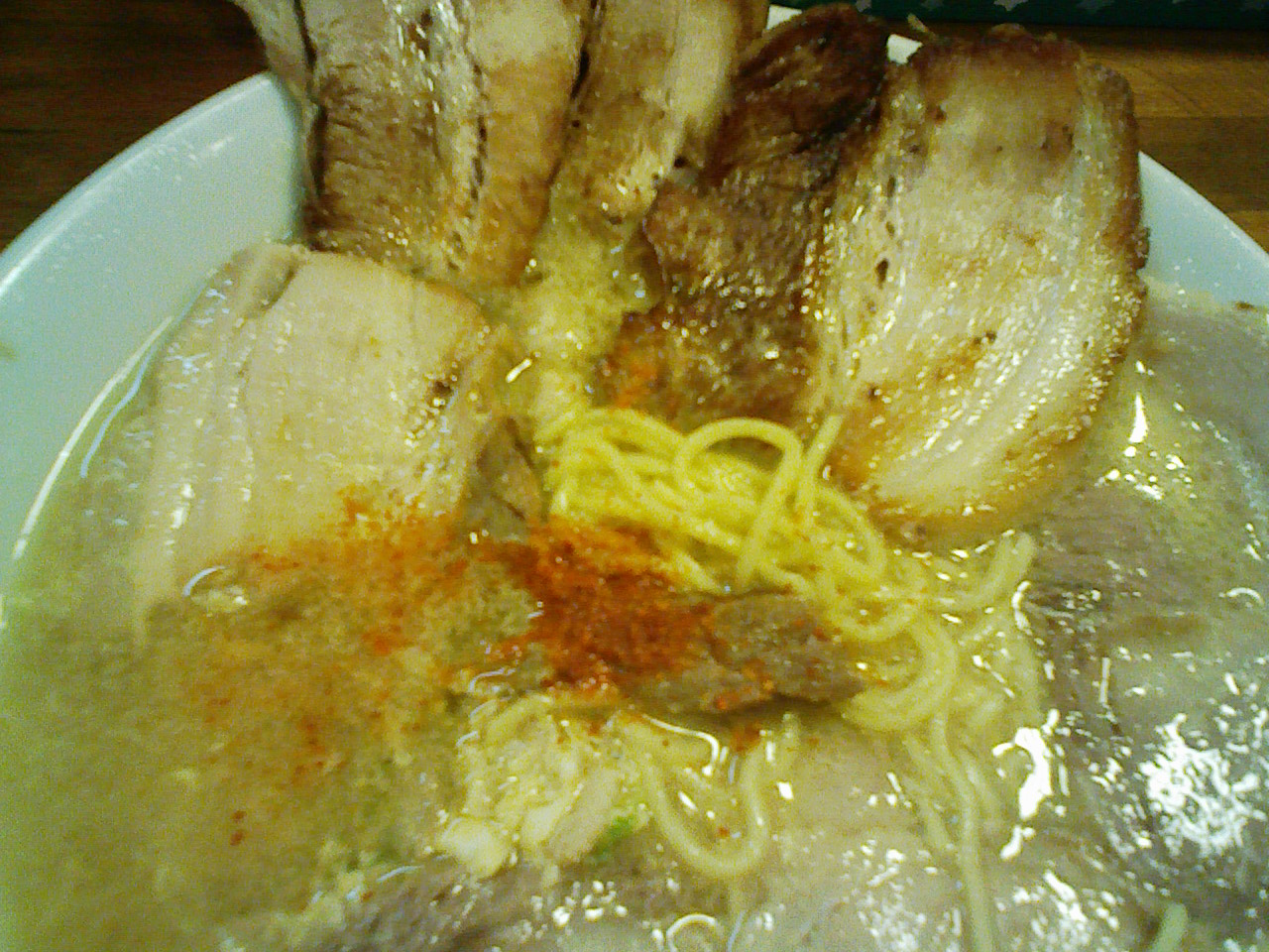 ２０１１ラーメン四十三杯目（春夏秋灯のもっともっとおいしいらぁめんのチャーシュートッピング）。_a0138219_7213882.jpg