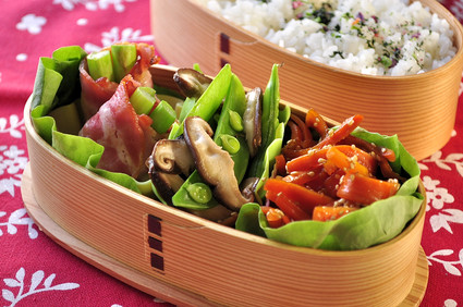 人参のキンピラとアスパラベーコンのお弁当_b0171098_8401622.jpg