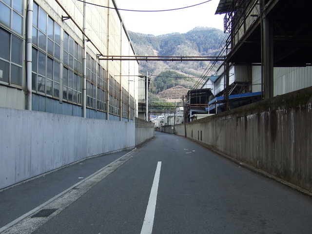 中野東2丁目の工場地帯を貫く道_b0095061_2116553.jpg