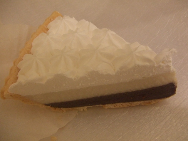 テッズベーカリー チョコレートハウピアクリームパイ_f0076001_23203636.jpg