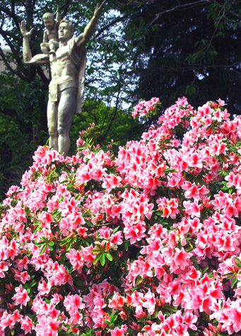 つつじと平和の像　（５月２日　平成つつじ公園にて）_a0023315_20164283.jpg