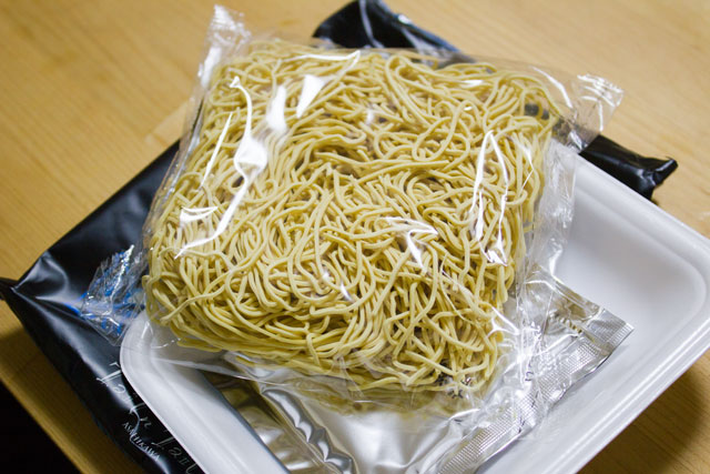 藤原製麺 あさひかわ白クマ塩と熊出没注意ラーメン_a0016730_22232467.jpg