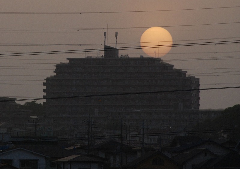 ２０１１・０５・０２ベランダからの夕日　黄砂の悪戯？_d0066116_21334748.jpg