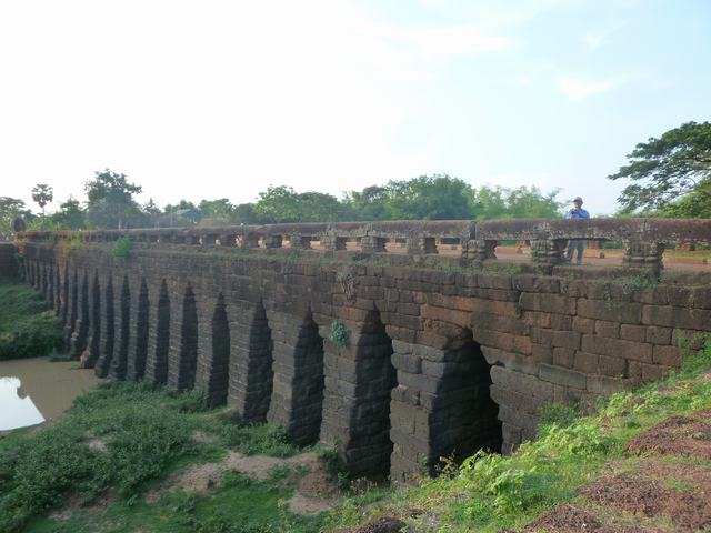 カンボジアに８００年前の橋があります、_a0170045_9442823.jpg