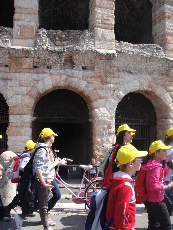 5月4日のVERONA　ユネスコの街から　AUGURI BAMBINI 　!　  祝い　子供の日　_e0203793_1615872.jpg