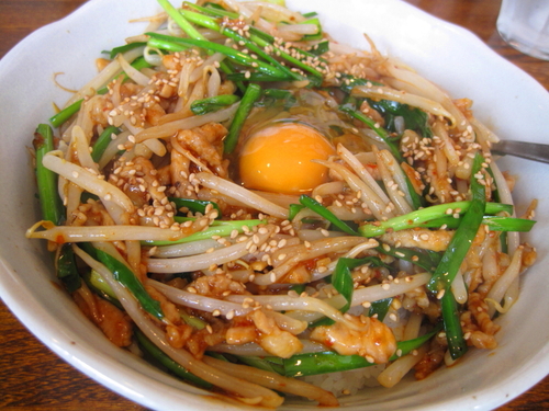 ピリ辛! 生卵のせ 豚ニラもやし丼 【茅ヶ崎ひだまり食堂】_b0153224_20385495.jpg