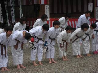 空手奉納<護山神社春の祭典>_d0010630_22112994.jpg