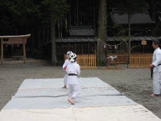 空手奉納<護山神社春の祭典>_d0010630_22115956.jpg