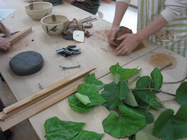 葉っぱで皿・・・その1。 : たびびとの陶芸日記