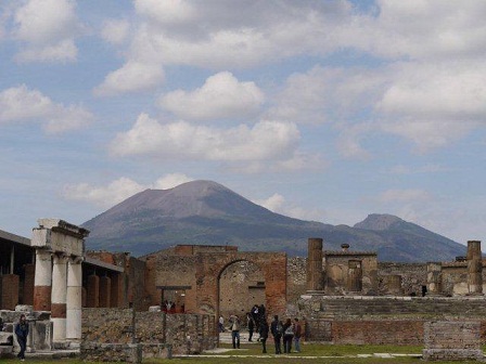 『ｲﾀﾘｱ12の世界遺産めぐり』　その15　ｻﾝﾀﾙﾁｱからﾎﾟﾝﾍﾟｲ遺跡_b0175688_1422152.jpg