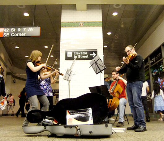 ジュリアードの学生が地下鉄駅構内で弦楽四重奏、The Hopkins Entertainment Group_b0007805_1047545.jpg