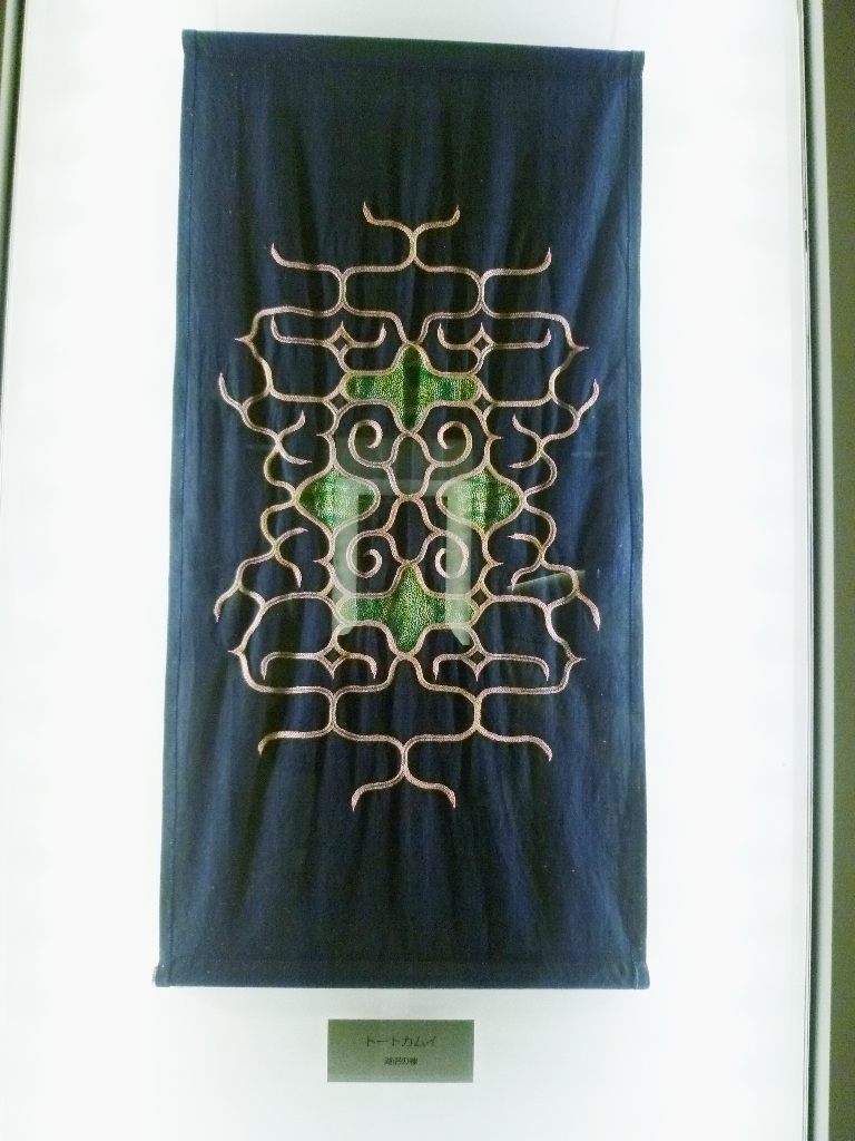 1542)「『アイヌ文様』　地下コンコース常設展示 地下鉄札幌駅近く」2011年5月8日（日）_f0126829_13572247.jpg