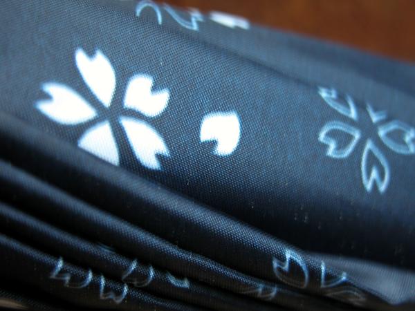 紺色に桜柄の傘をお忘れの方はどなた?雑貨店おやつにありますー_f0129557_13482629.jpg
