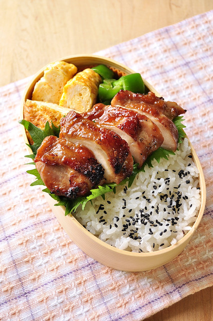 照り醤油 鶏弁当~_b0171098_6511246.jpg