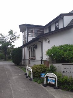 会議です。外では井戸が掘られていました。_a0103999_1903590.jpg