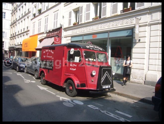 【赤い車】街角の赤い車(PARIS)_a0008105_21231111.jpg