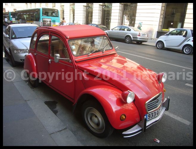 【赤い車】街角の赤い車(PARIS)_a0008105_21233534.jpg