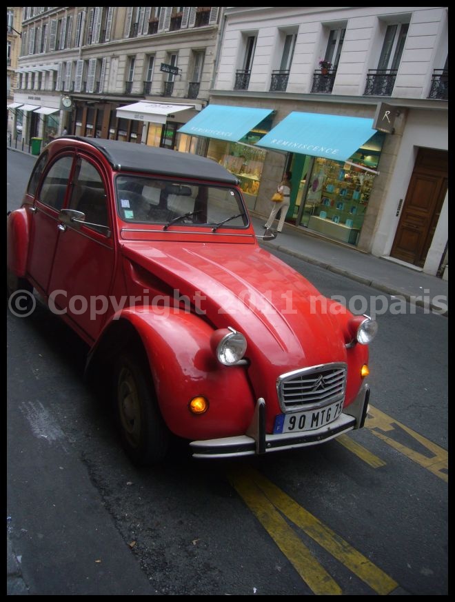 【赤い車】街角の赤い車(PARIS)_a0008105_2124687.jpg