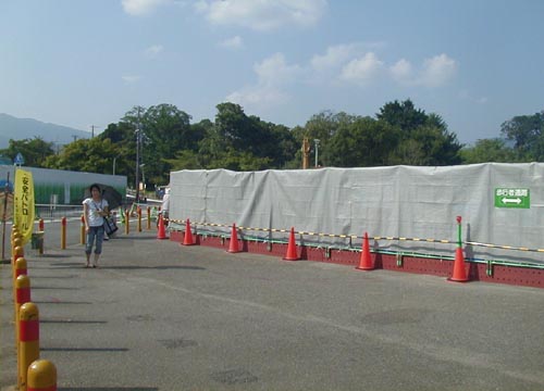 ●嵐山駅前の変化、その93(売店、脇道から広場)_d0053294_0274144.jpg