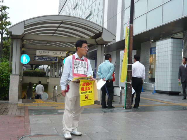 5月12日(木)百万人署名運動街宣_d0155415_2227939.jpg