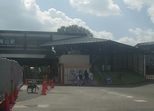 ●嵐山駅前の変化、その96(売店、円形階段、脇道から広場)_d0053294_13412618.jpg