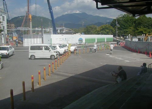 ●嵐山駅前の変化、その96(売店、円形階段、脇道から広場)_d0053294_13415857.jpg