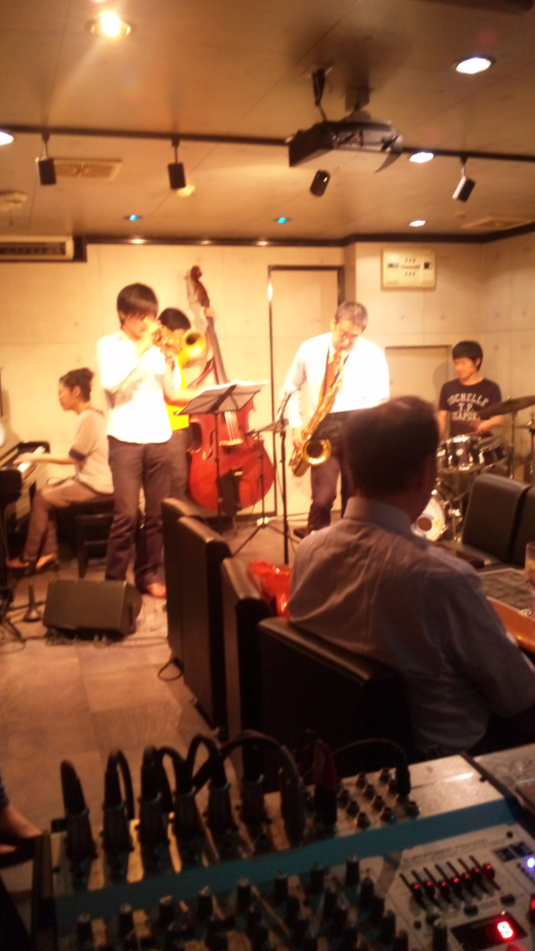 土曜日 今日のライブ_b0115606_12391742.jpg