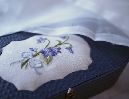 カルトナージュとスミレの刺繍_a0157409_7183170.jpg