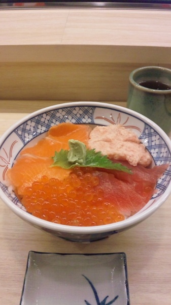 サーモンとマグロの四色丼_d0176146_17471341.jpg