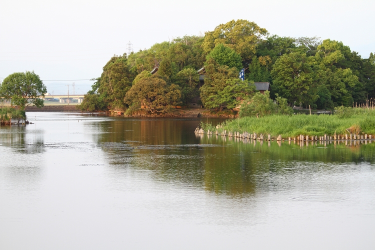 地域住民の憩いの場　浮島と夫婦神の浮島神社_b0123359_15205745.jpg