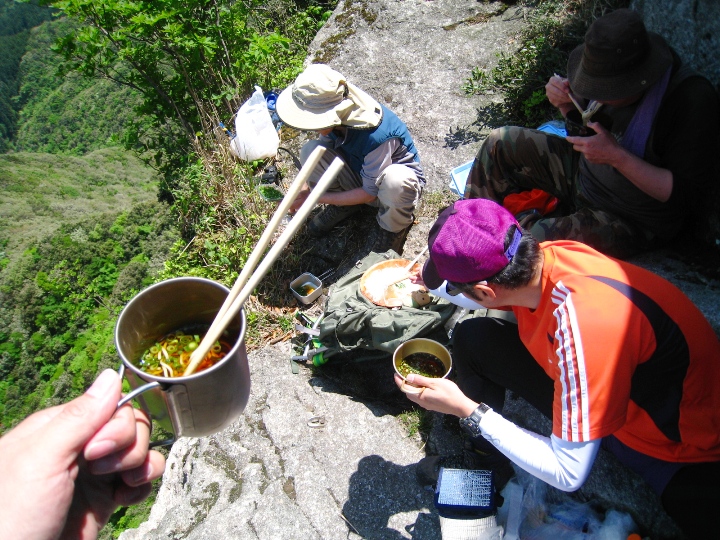 鬼ヶ鼻岩でランチ。_a0097006_1352431.jpg