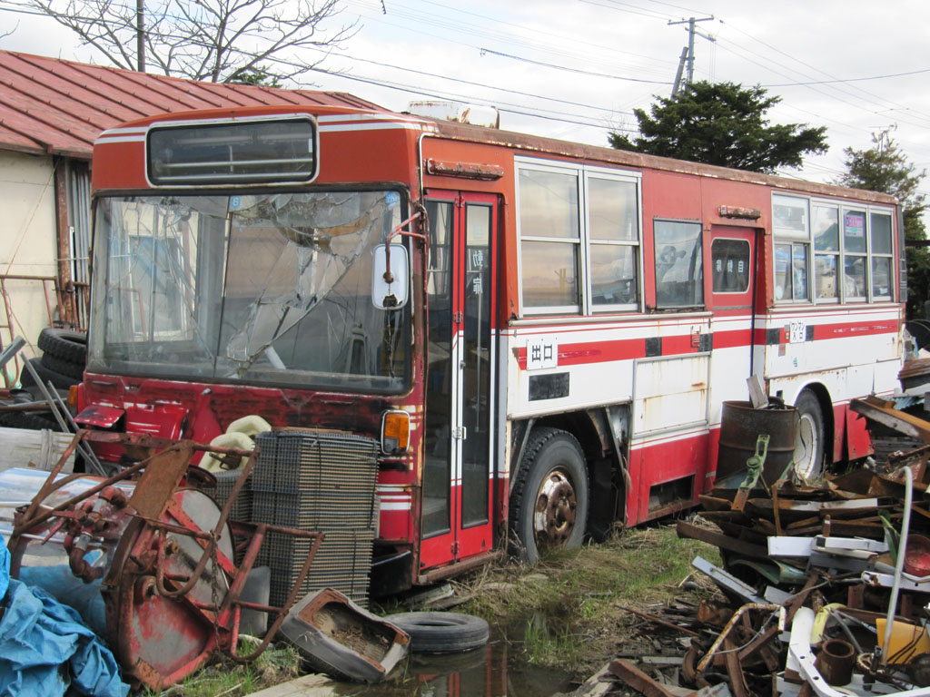 バスの廃車体_e0208181_23244132.jpg