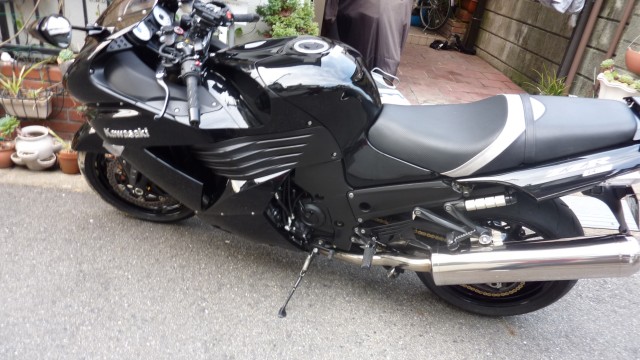 ZZR1400 のボルトを純正の銀から黒へ換えた_b0029688_10363257.jpg