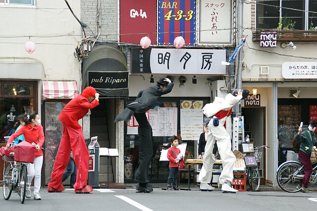 今日の東京は突風が・・・☆ある日強風に立ち向かうチョ~足長の3人_a0122932_1542589.jpg