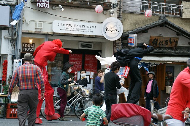 今日の東京は突風が・・・☆ある日強風に立ち向かうチョ~足長の3人_a0122932_15551.jpg
