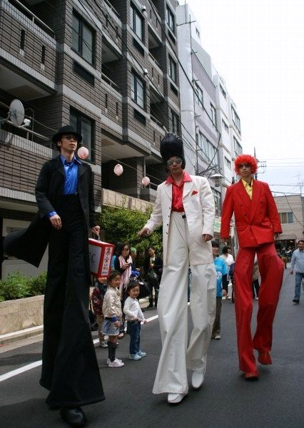 今日の東京は突風が・・・☆ある日強風に立ち向かうチョ~足長の3人_a0122932_156318.jpg