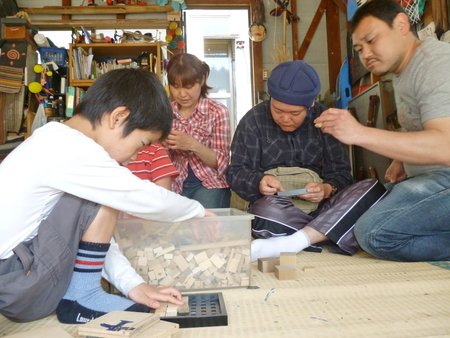 5月・ねっこイベント・木片でパズルや遊ぶものを作ろう_c0217044_1172136.jpg
