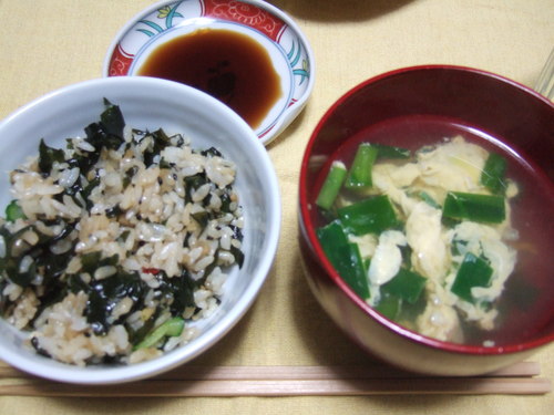 2011年5月15日（Sa）夕食　餃子　手羽先　キュウリとわかめの混ぜご飯_e0150625_034299.jpg