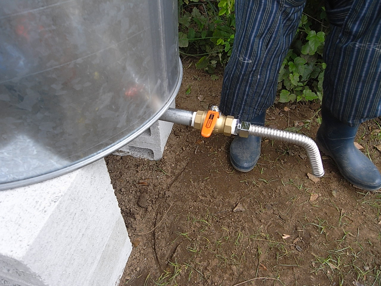 いすみの里 ドラム缶雨水タンク設置 : 住まい造りは、天職だ！