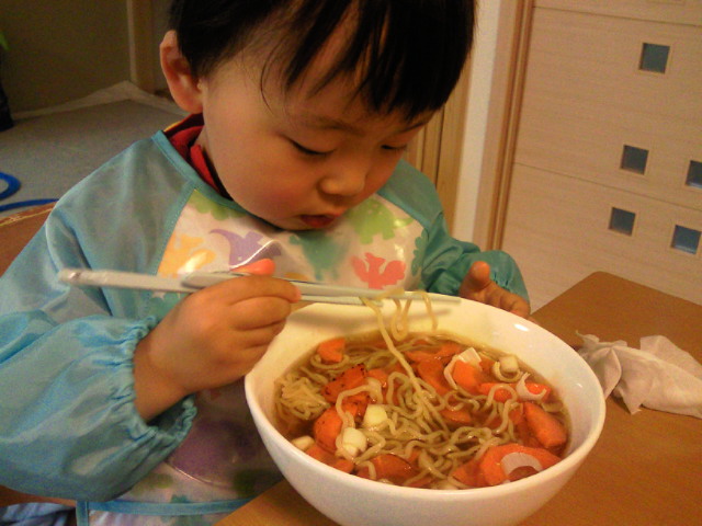 お昼はラーメン（2011年5月18日）_b0127148_1325295.jpg