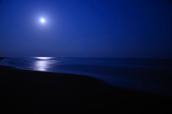 月明かりに照らされた夜の海 3shot Style