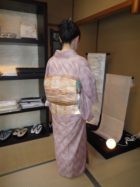 葵祭・淡いピンクの着物に蝶々の帯留のお客様。_f0181251_18485541.jpg