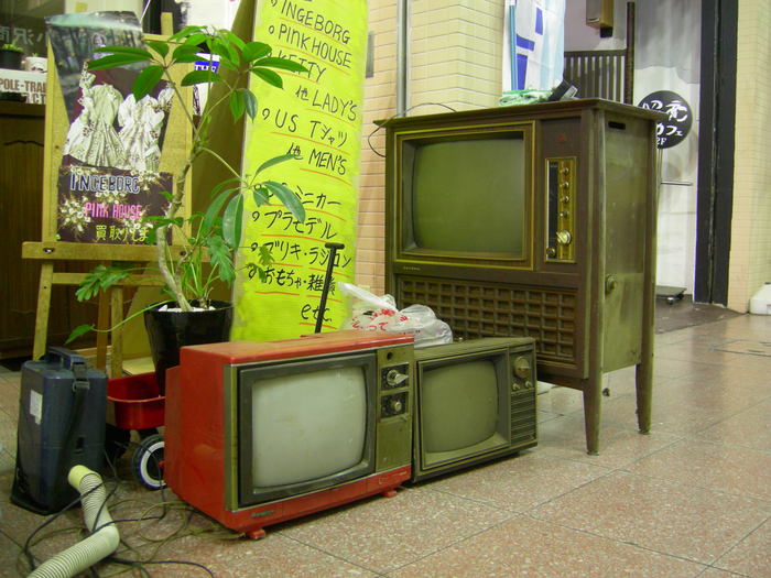 ブラウン管テレビ Ingeborg と pinkhouse ブラウン管テレビ Ingeborg と pinkhouse