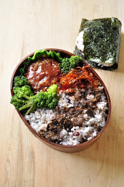 ハンバーグと佃煮のお弁当_b0171098_7253340.jpg