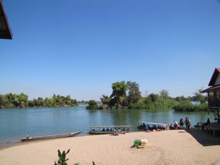 欧米人パッカーの不思議『ビーチでの日光浴』(Don Det,South Laos) _b0051109_1542156.jpg