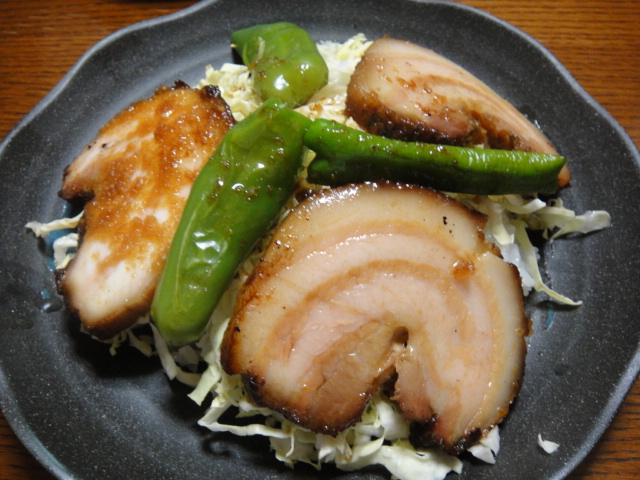 炙り釜焼き叉焼丼、鶏肉と野菜の煮物です。_d0230658_6145045.jpg