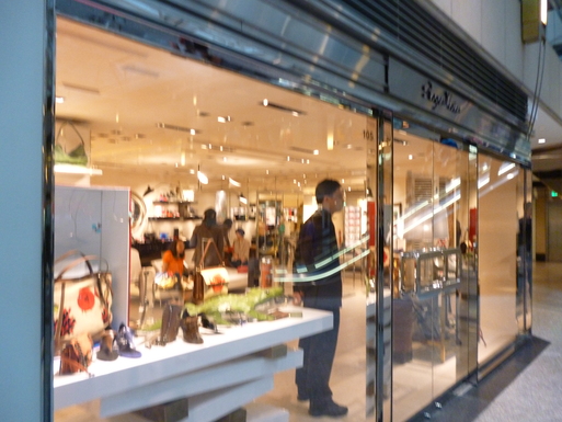 Roger  Vivier  Hong Kong　Shop Report_b0210699_22161616.jpg