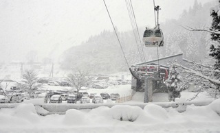 ナイターでは西日本のスキー場とは思えないような上質の雪を毎回...._b0194185_22312924.jpg
